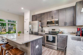 Beach Flow Bungalow-Mins to Downtown-Dining-Base